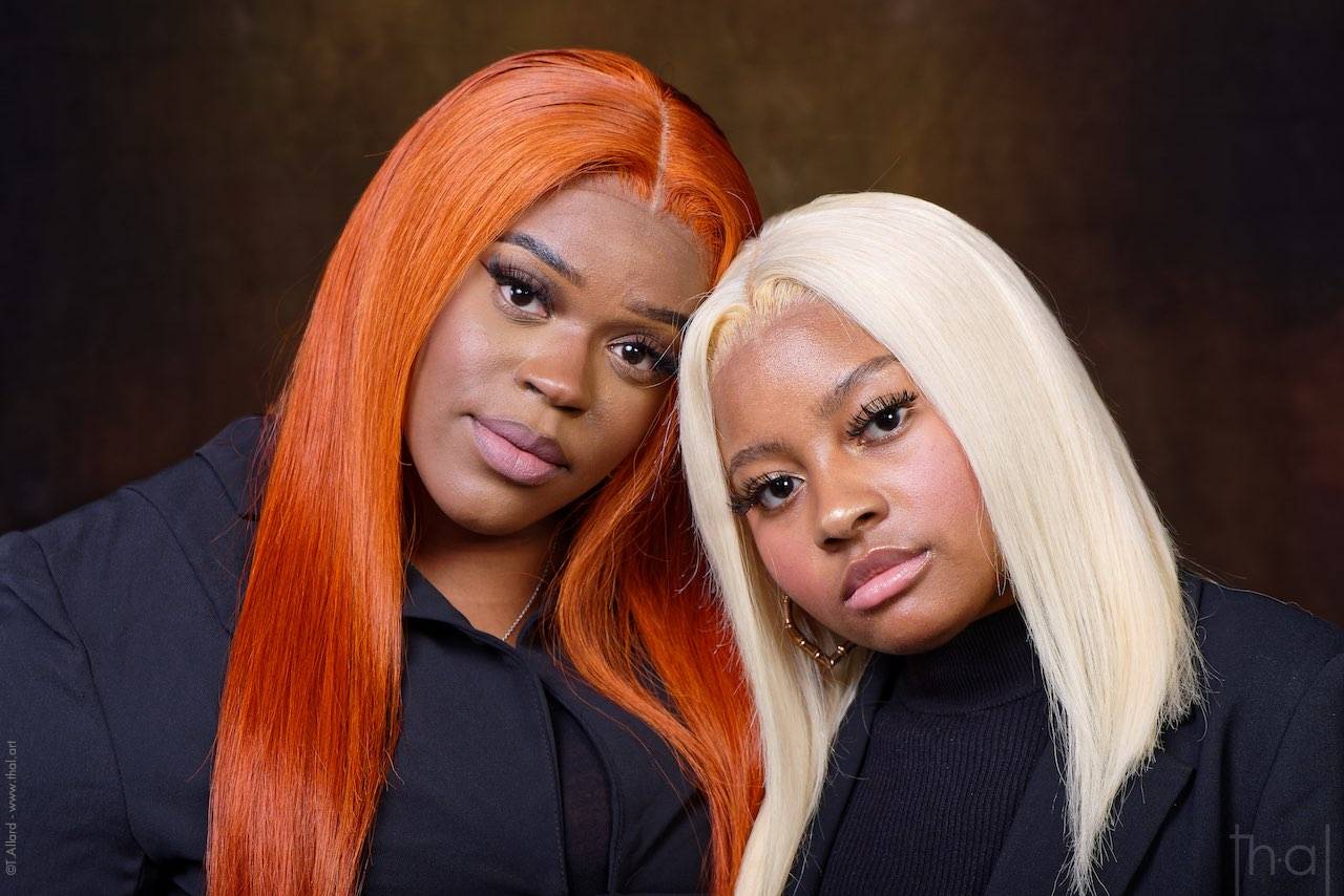 Perruques colorées sur deux femmes